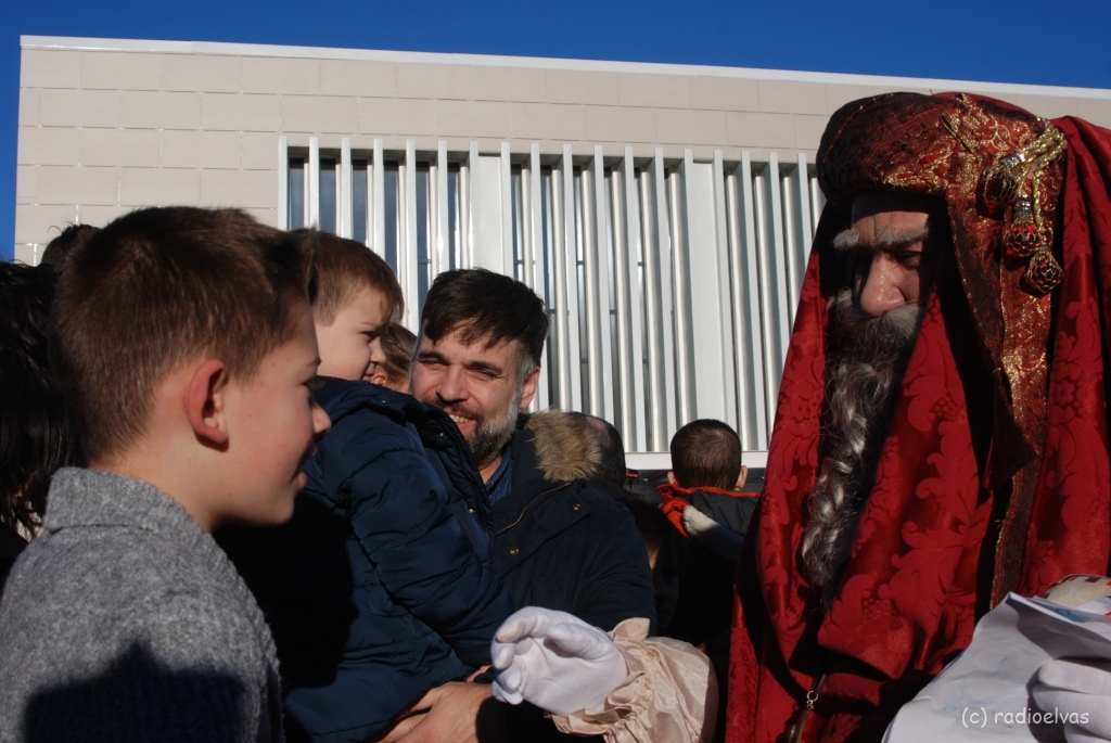 Centenas de crianças na chegada dos Reis Magos a Badajoz c fotos e